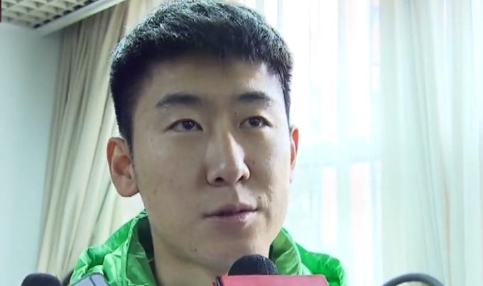 他这是要飞往哪呢？与蓝怪有关系吗？在剧中饰演李达妻子王会悟的是演员倪妮，她与黄轩联手，奉献了多场经典镜头